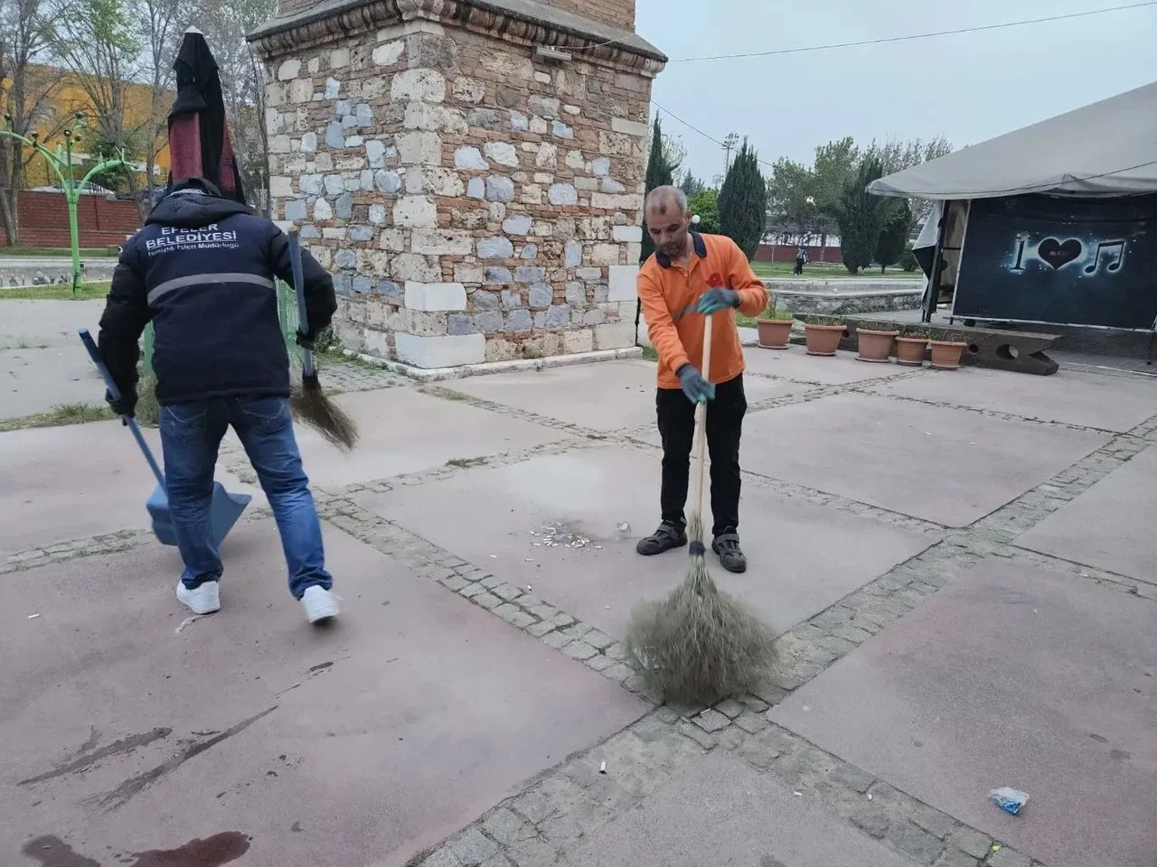 NEVZAT BİÇER PARKI’NI PIRIL PIRIL YAPTI