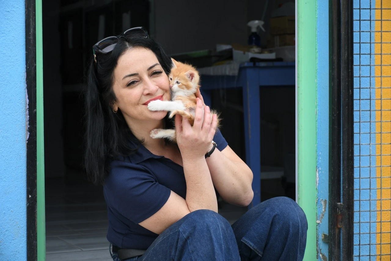 KUŞADASI’NDA CAN DOSTLARINA DEV DESTEK: 3 TON MAMA BAĞIŞI