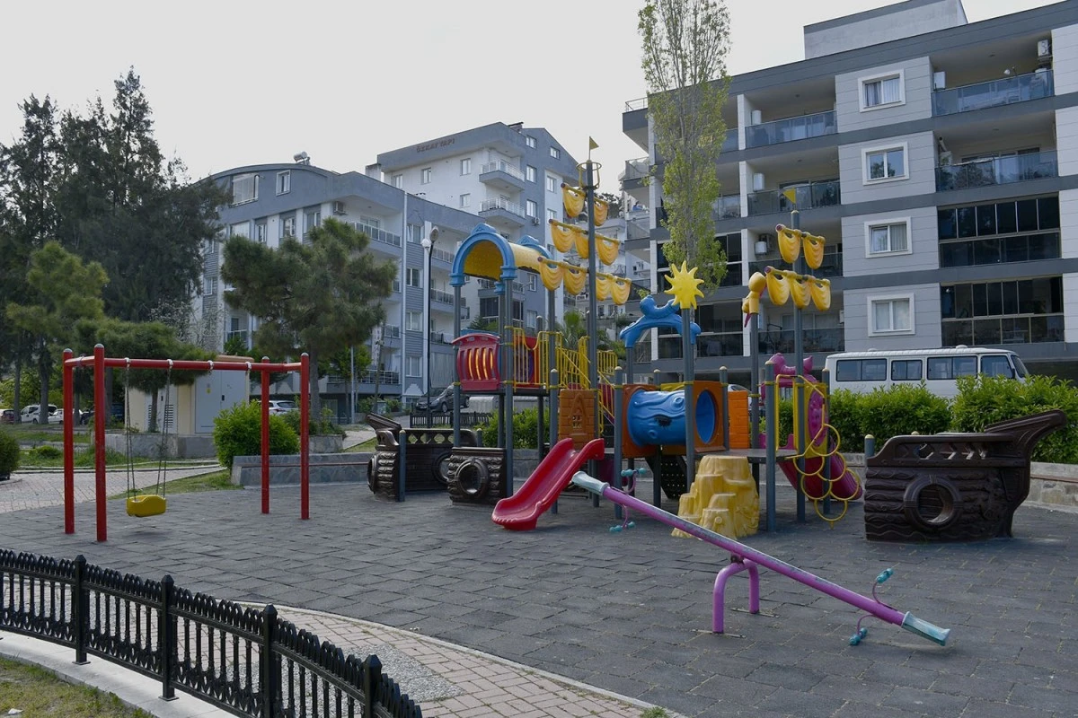 Kuşadası'nda yeşil alan çalışmaları sürüyor