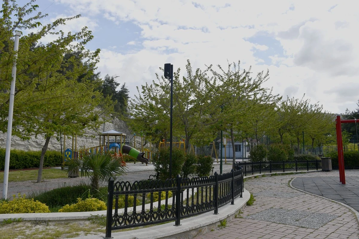 Kuşadası'nda yeşil alan çalışmaları sürüyor