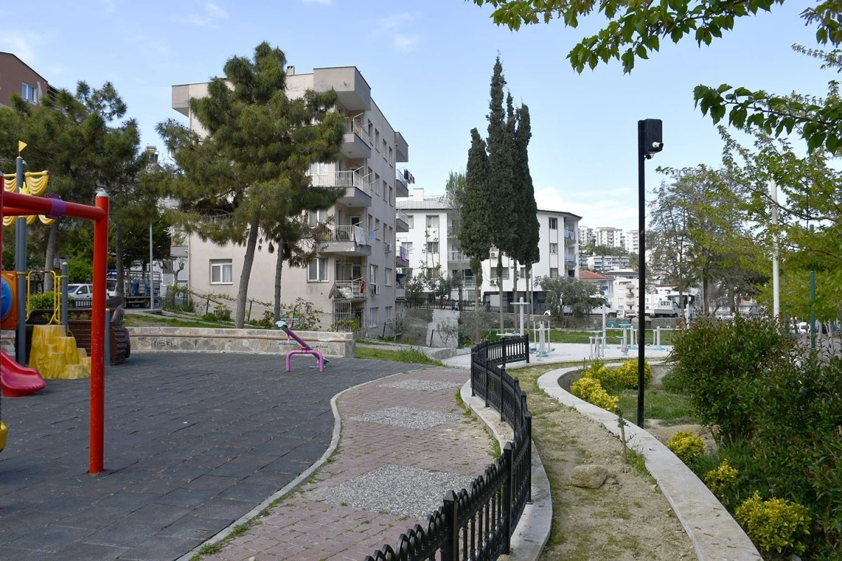 Kuşadası'nda yeşil alan çalışmaları sürüyor