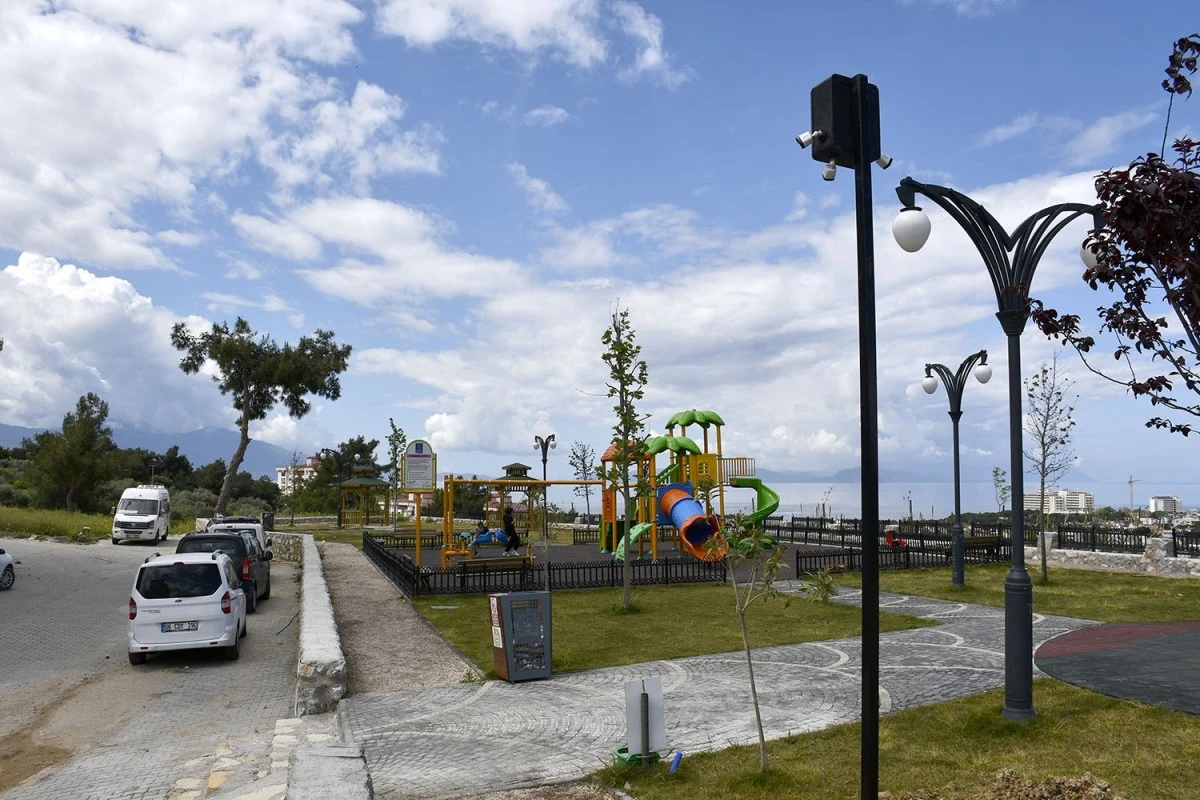 Kuşadası'nda yeşil alan çalışmaları sürüyor