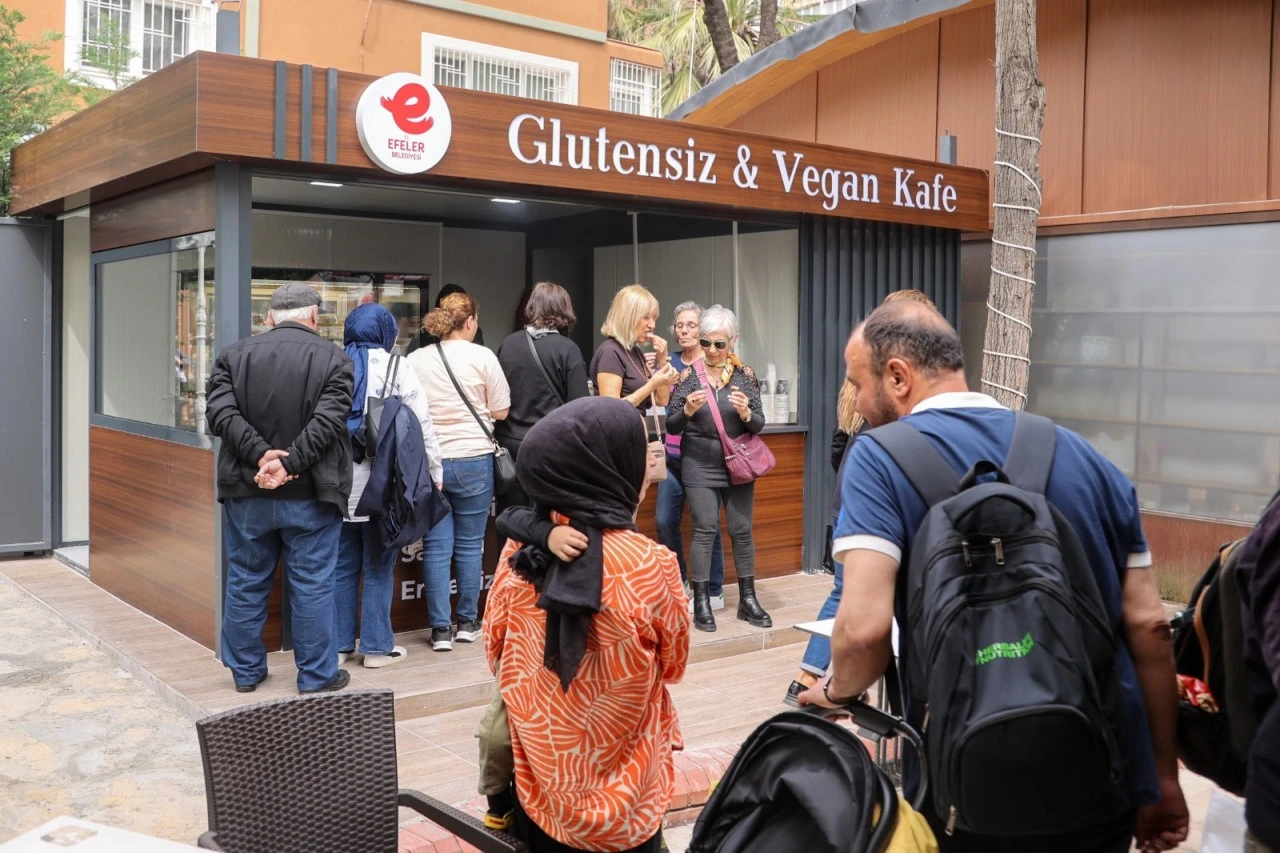 BAŞKAN ANIL YETİŞKİN SÖZÜNÜ TUTTU: MENDERES PARK’TA VEGAN KAFE DÖNEMİ YOĞUN İLGİYLE BAŞLADI