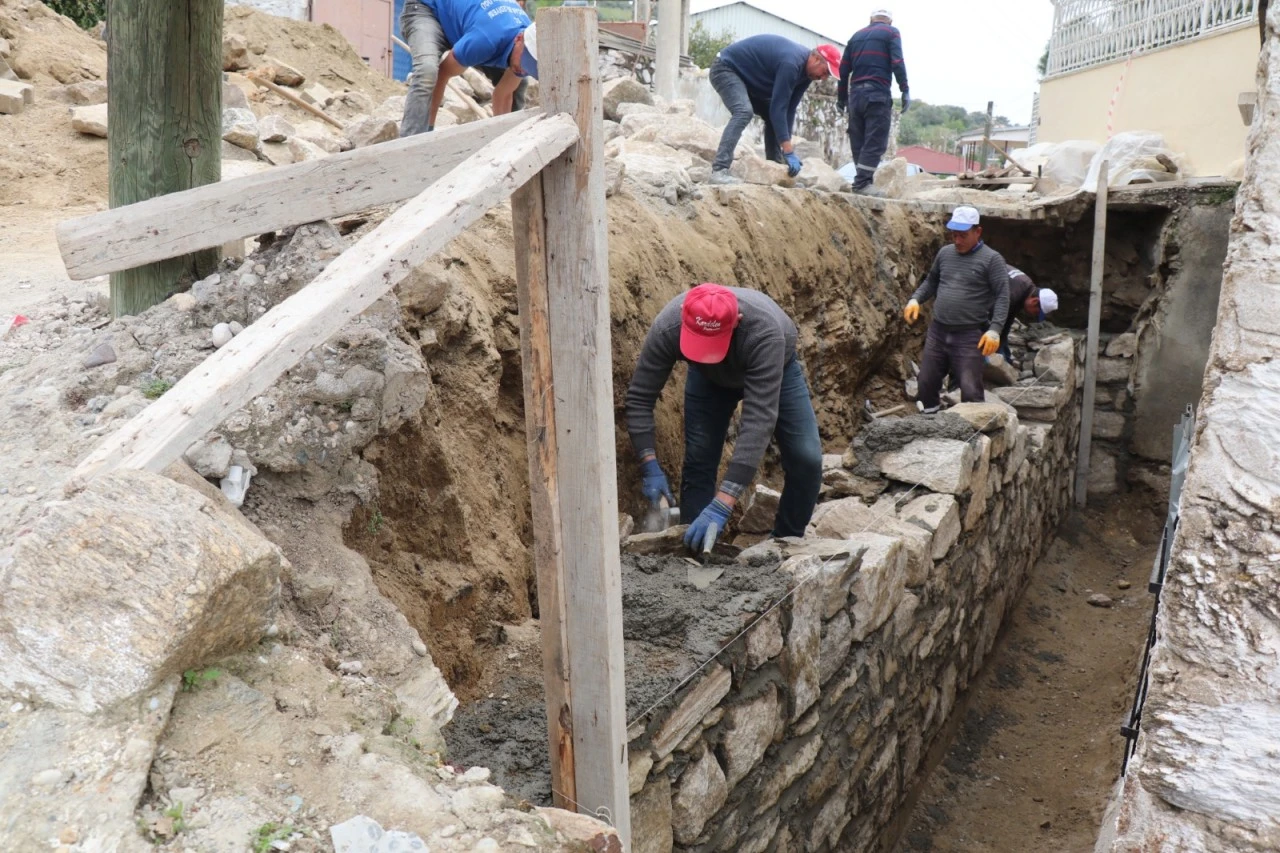 Bozdoğan Belediyesi Alamut Mahallesi’nde Taş Duvar Çalışmasını Tamamladı