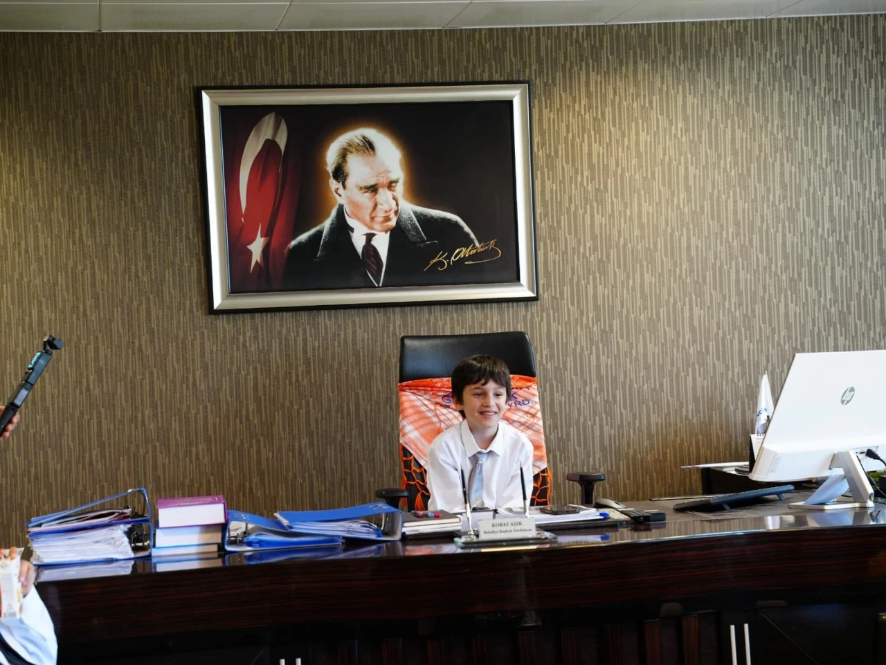 BAŞKAN ZENCİRCİ KOLTUĞU DA YETKİYİ DE ÇOCUKLARA DEVRETTİ