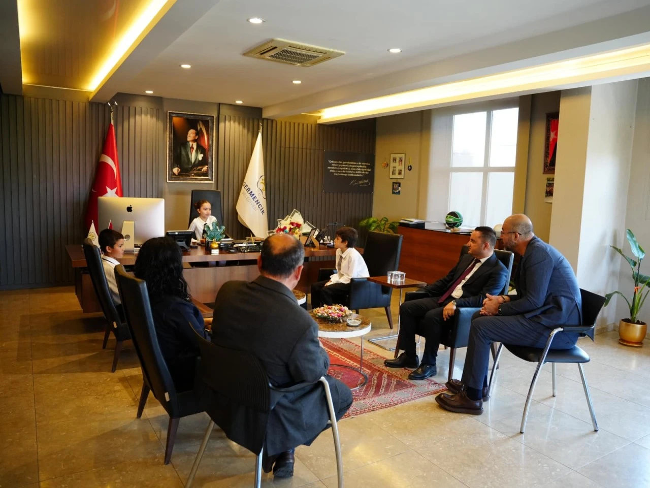 BAŞKAN ZENCİRCİ KOLTUĞU DA YETKİYİ DE ÇOCUKLARA DEVRETTİ