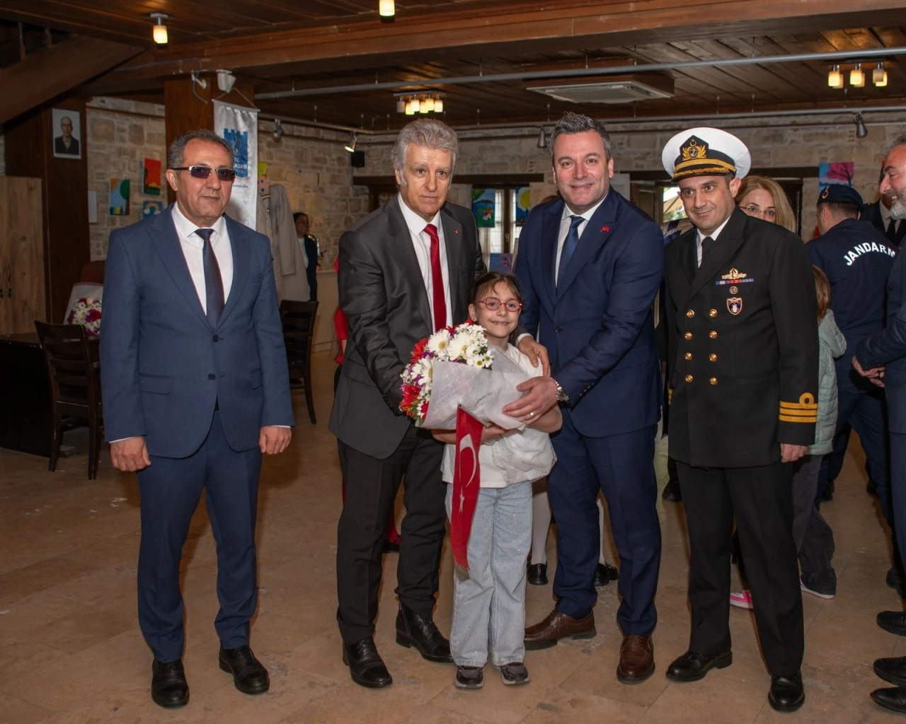  İBRAMAKİ MİNİK SANATÇILARIN RESİMLERİNE EV SAHİPLİĞİ YAPTI