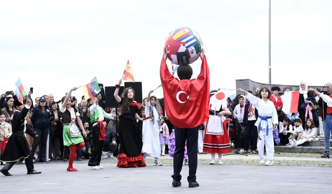 KUŞADASI’NDA 23 NİSAN ULUSAL EGEMENLİK VE ÇOCUK BAYRAMININ COŞKUYLA KUTLANDI