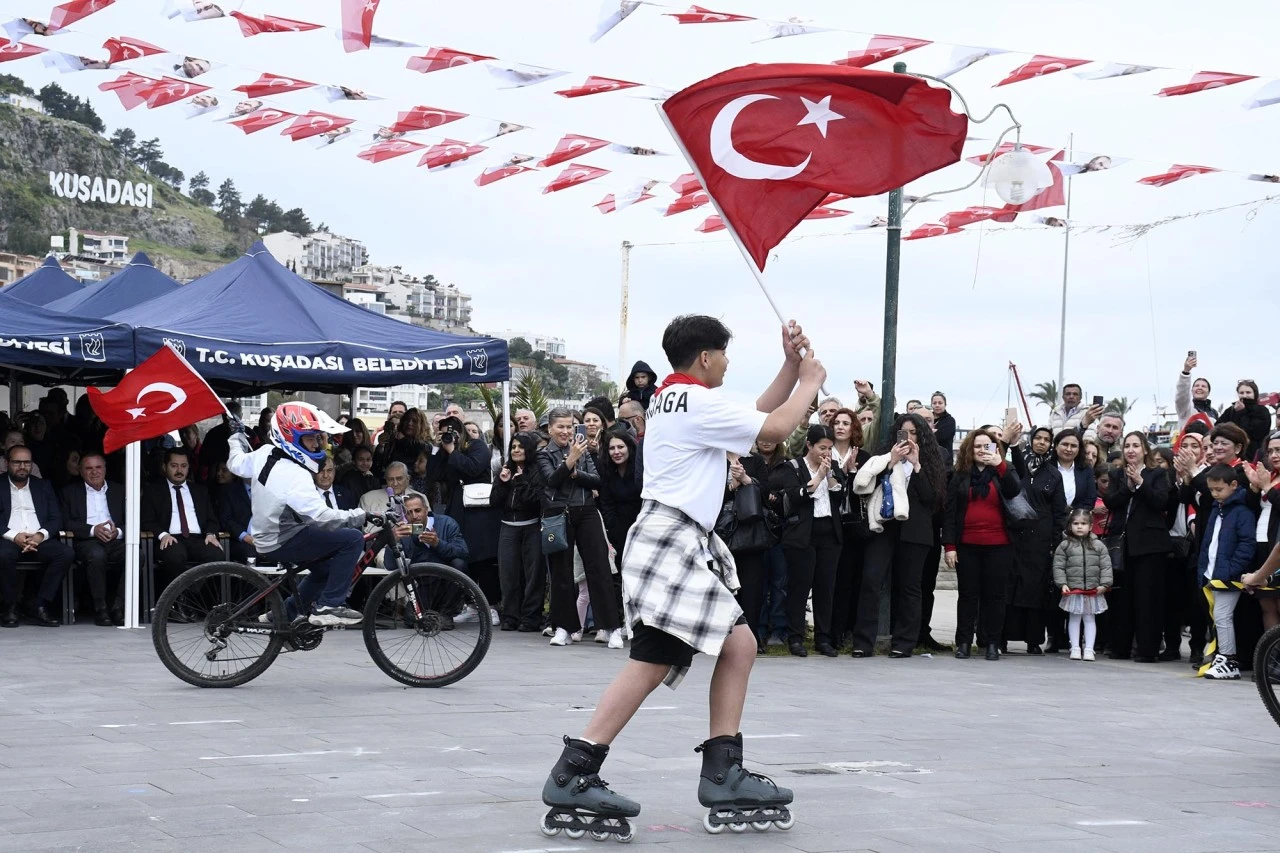 KUŞADASI’NDA 23 NİSAN ULUSAL EGEMENLİK VE ÇOCUK BAYRAMININ COŞKUYLA KUTLANDI