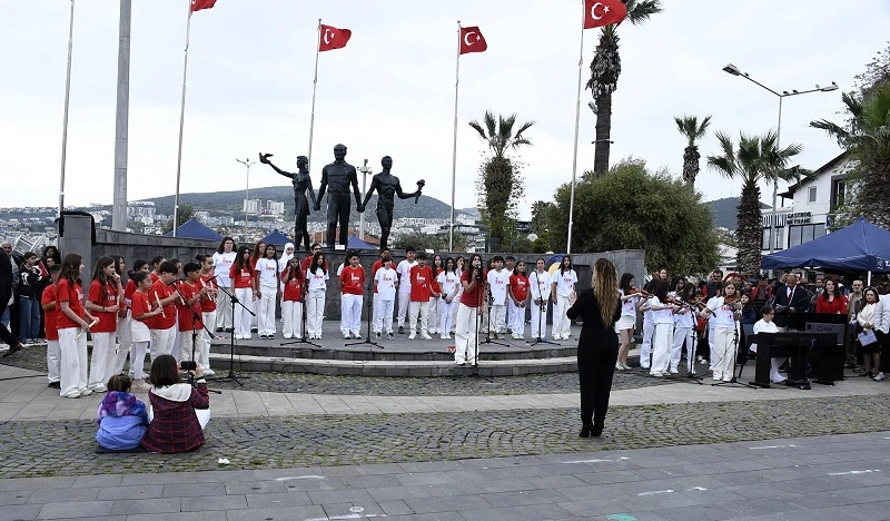 KUŞADASI’NDA 23 NİSAN ULUSAL EGEMENLİK VE ÇOCUK BAYRAMININ COŞKUYLA KUTLANDI