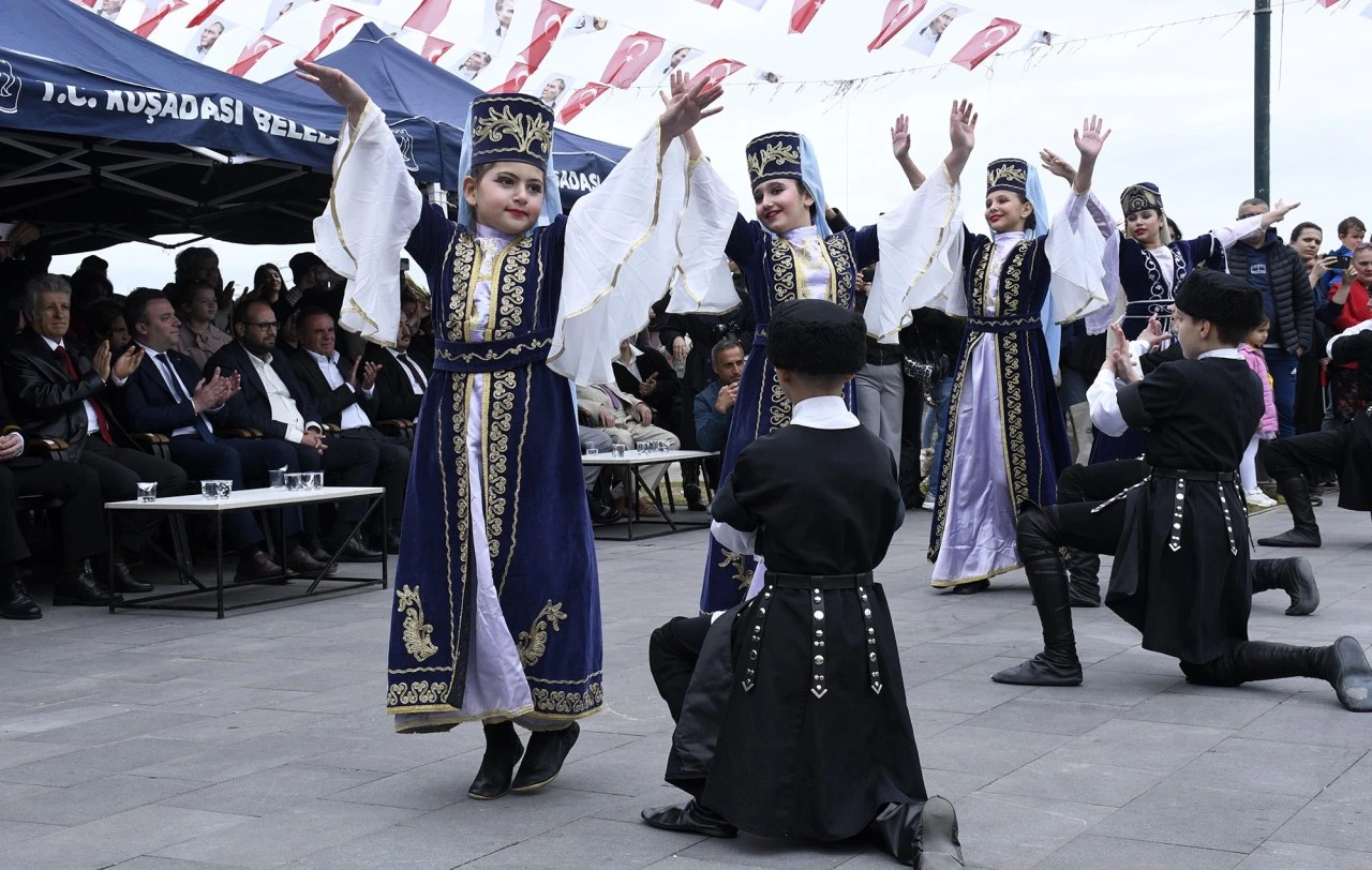 KUŞADASI’NDA 23 NİSAN ULUSAL EGEMENLİK VE ÇOCUK BAYRAMININ COŞKUYLA KUTLANDI