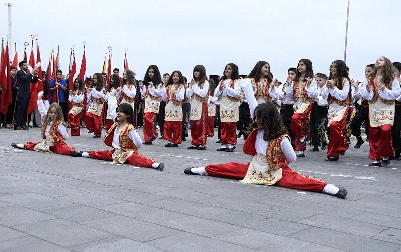 KUŞADASI’NDA 23 NİSAN ULUSAL EGEMENLİK VE ÇOCUK BAYRAMININ COŞKUYLA KUTLANDI