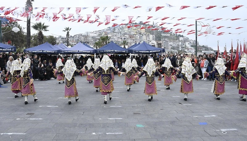 KUŞADASI’NDA 23 NİSAN ULUSAL EGEMENLİK VE ÇOCUK BAYRAMININ COŞKUYLA KUTLANDI