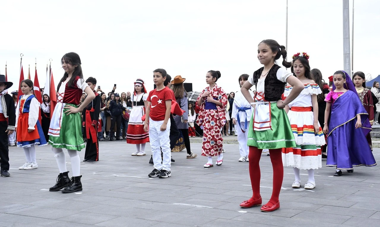 KUŞADASI’NDA 23 NİSAN ULUSAL EGEMENLİK VE ÇOCUK BAYRAMININ COŞKUYLA KUTLANDI
