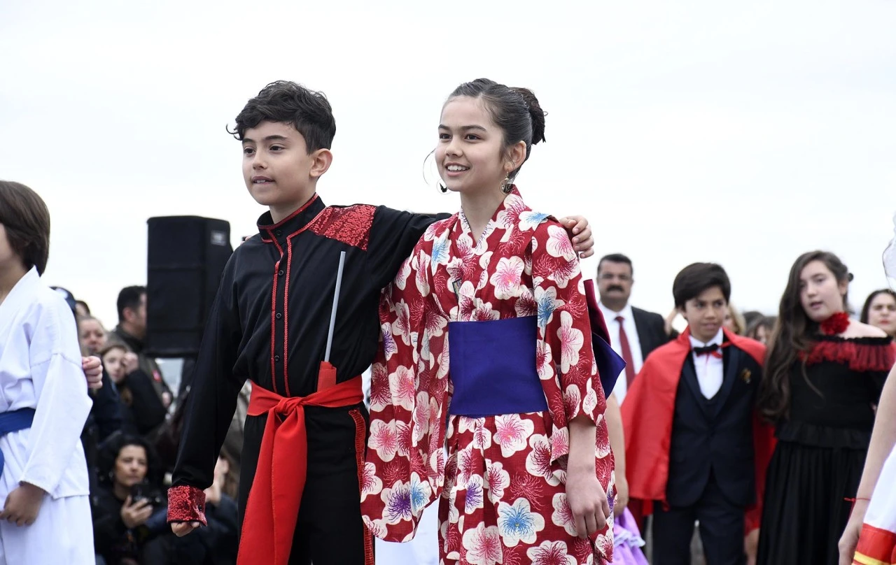 KUŞADASI’NDA 23 NİSAN ULUSAL EGEMENLİK VE ÇOCUK BAYRAMININ COŞKUYLA KUTLANDI