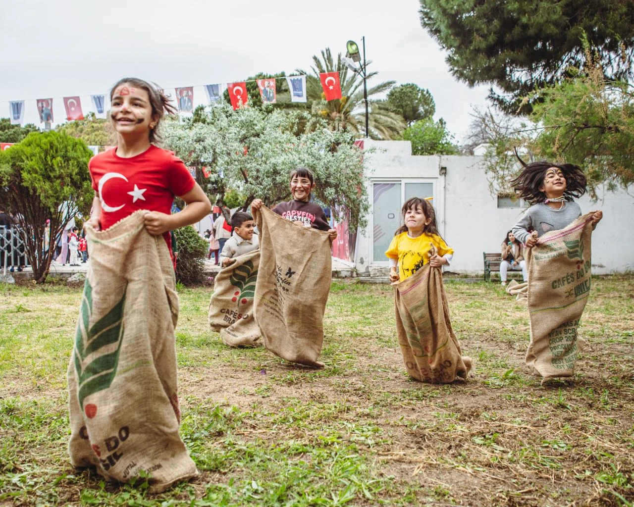 KUŞADASI BELEDİYESİ 23 NİSAN’DA ÇOCUKLARA UNUTULMAZ BİR GÜN YAŞATTI