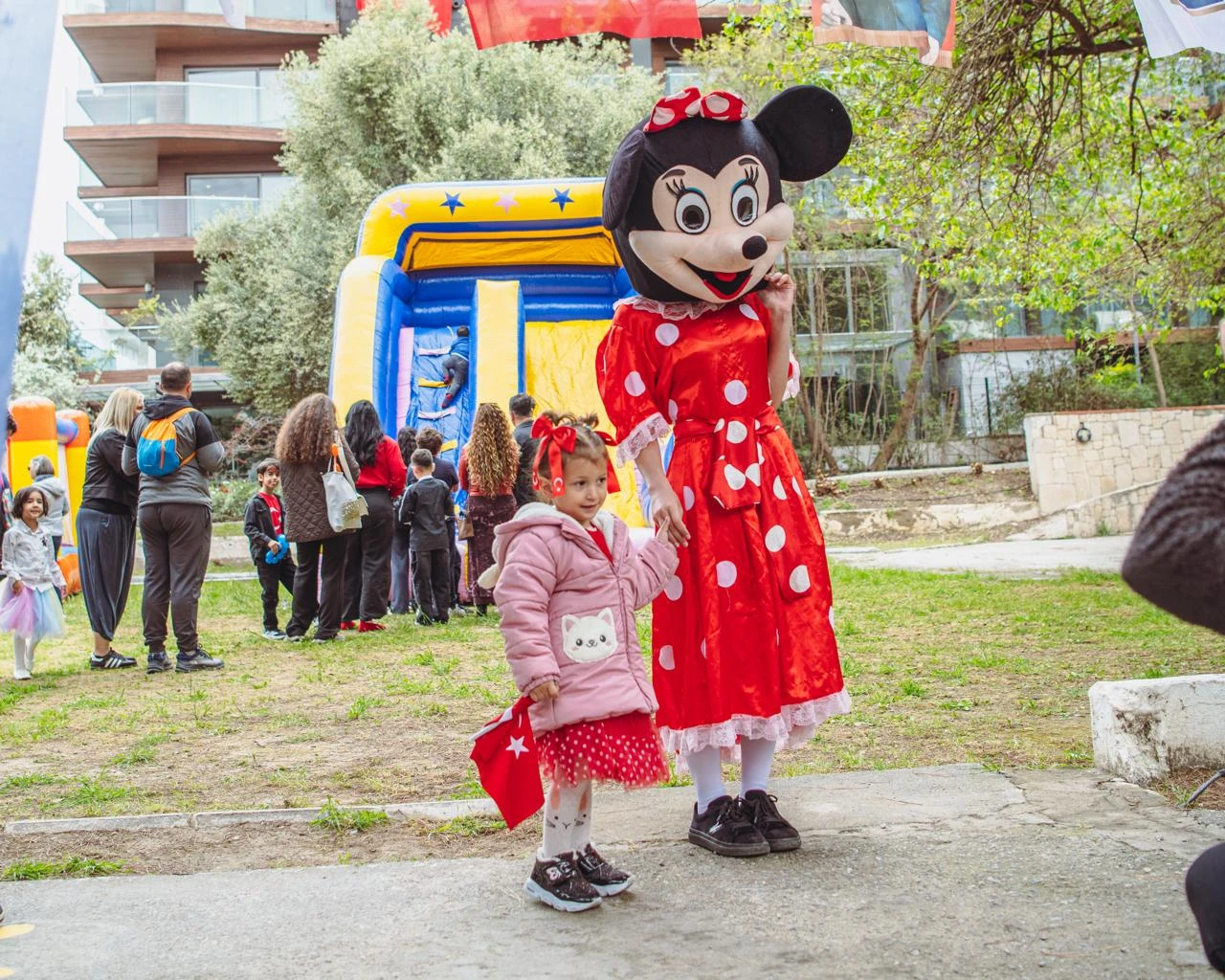 KUŞADASI BELEDİYESİ 23 NİSAN’DA ÇOCUKLARA UNUTULMAZ BİR GÜN YAŞATTI