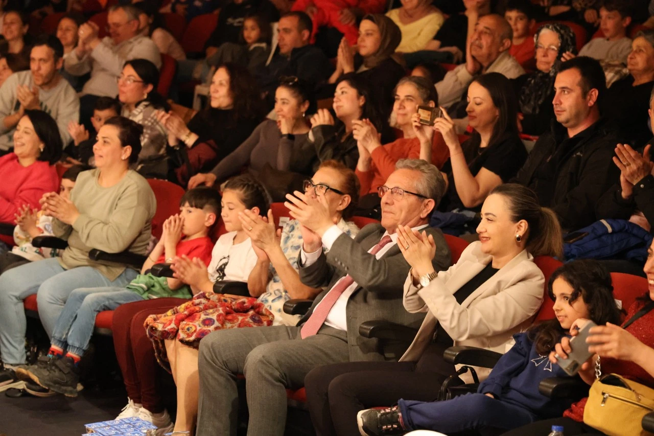 Nazilli’de sahne minik oyuncuların oldu