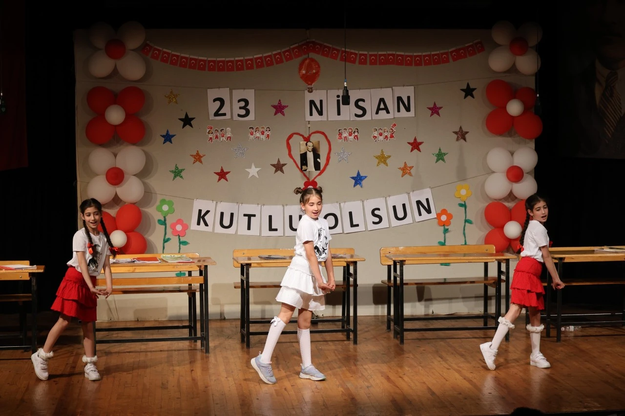 Nazilli’de sahne minik oyuncuların oldu