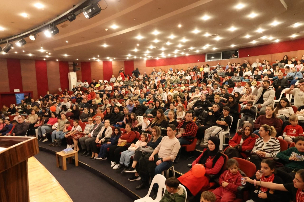 Nazilli’de sahne minik oyuncuların oldu