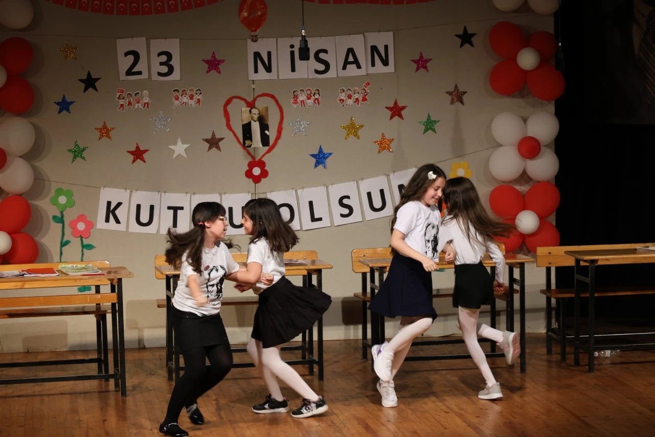 Nazilli’de sahne minik oyuncuların oldu