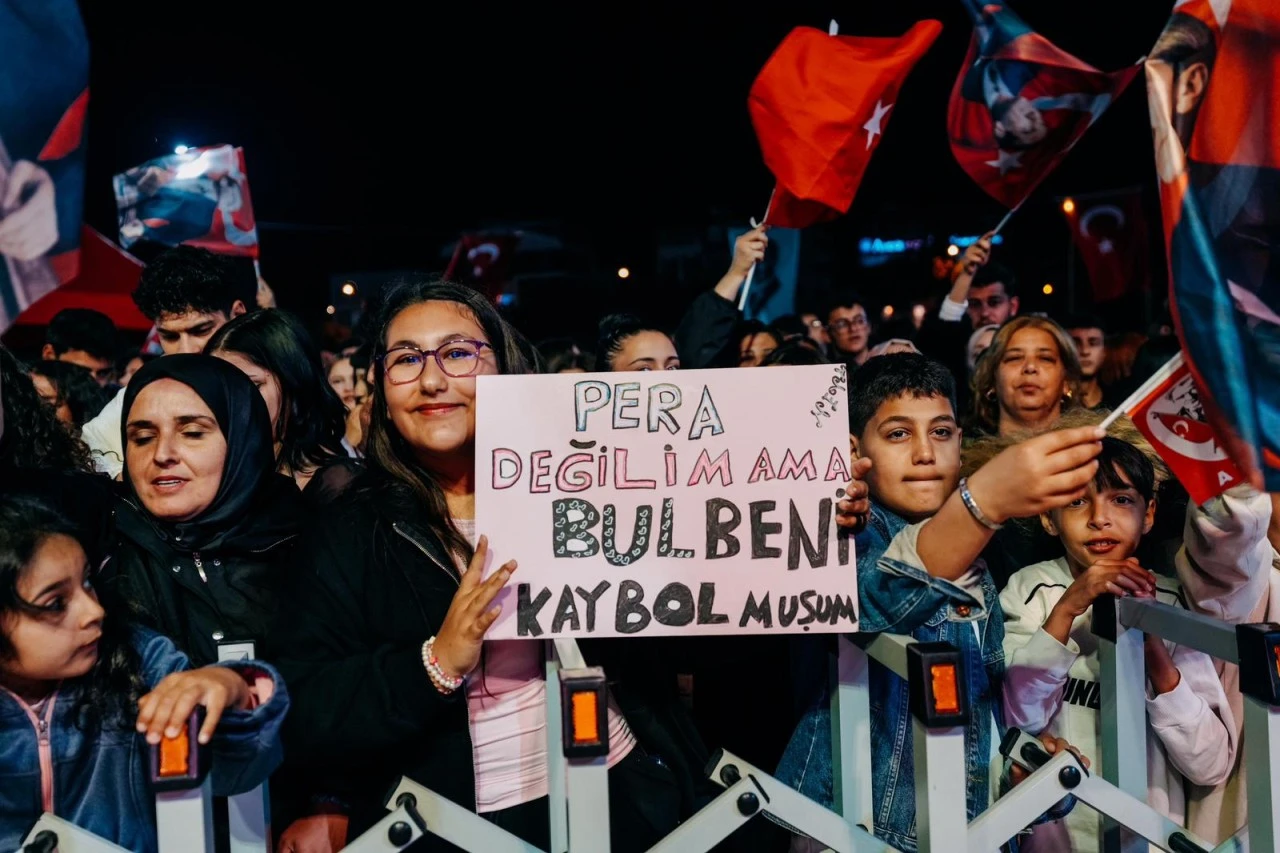 RESMÎ TÖRENLERDEN FENER ALAYINA UZANAN KUTLAMALAR BÜYÜK BİR COŞKUYLA GERÇEKLEŞTİ