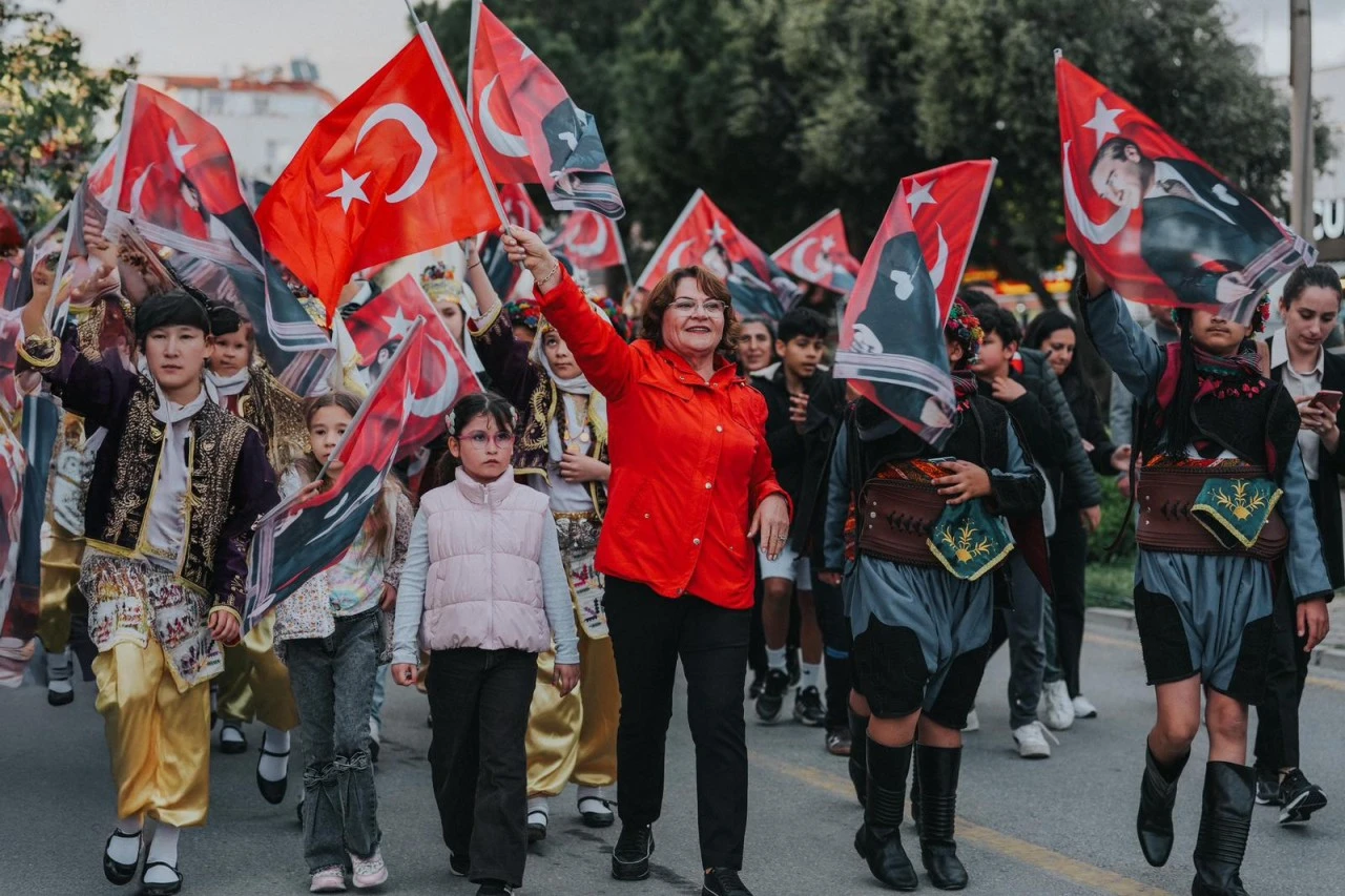 RESMÎ TÖRENLERDEN FENER ALAYINA UZANAN KUTLAMALAR BÜYÜK BİR COŞKUYLA GERÇEKLEŞTİ
