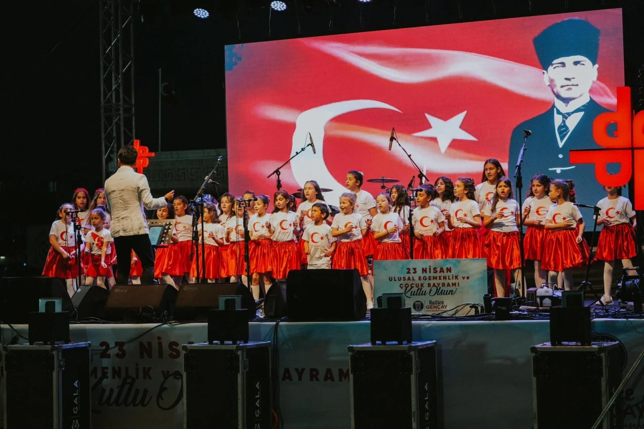 RESMÎ TÖRENLERDEN FENER ALAYINA UZANAN KUTLAMALAR BÜYÜK BİR COŞKUYLA GERÇEKLEŞTİ