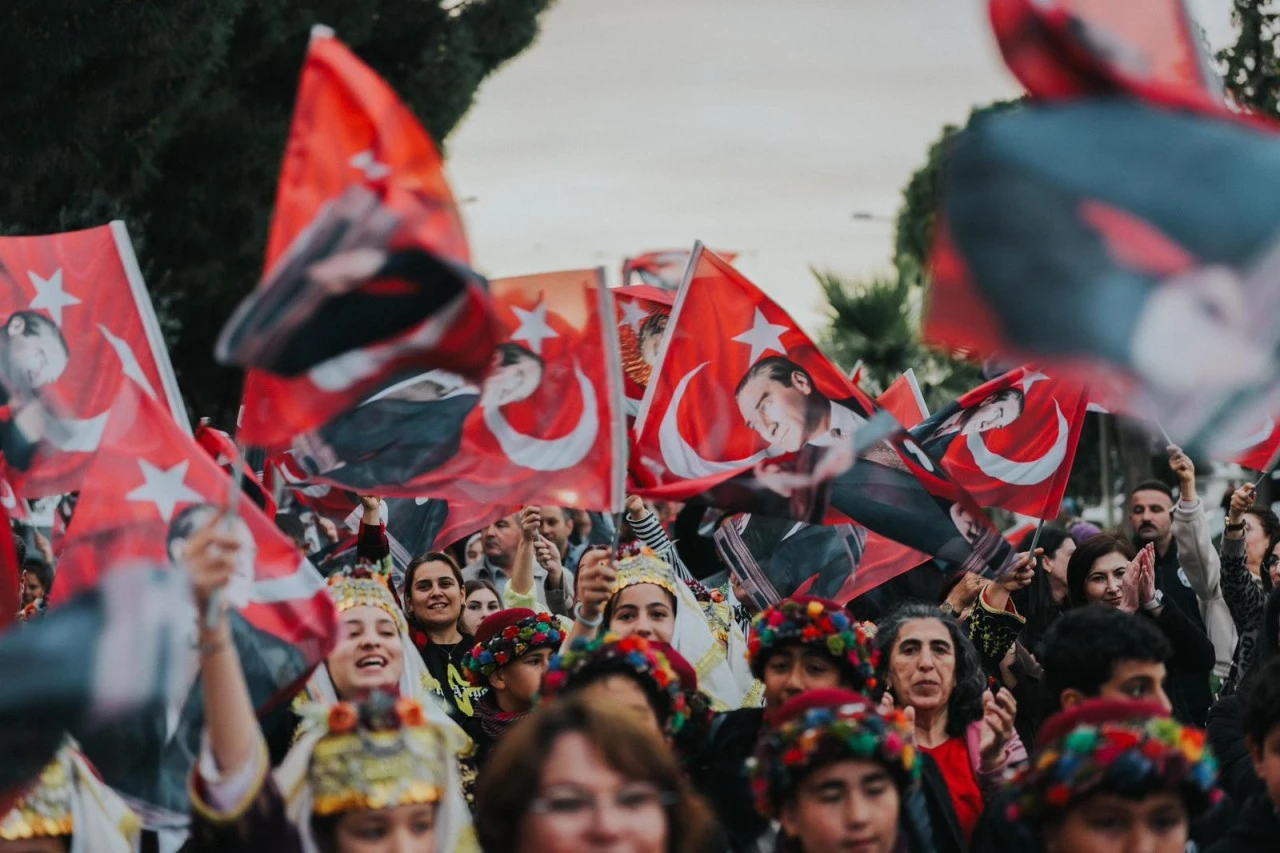 RESMÎ TÖRENLERDEN FENER ALAYINA UZANAN KUTLAMALAR BÜYÜK BİR COŞKUYLA GERÇEKLEŞTİ