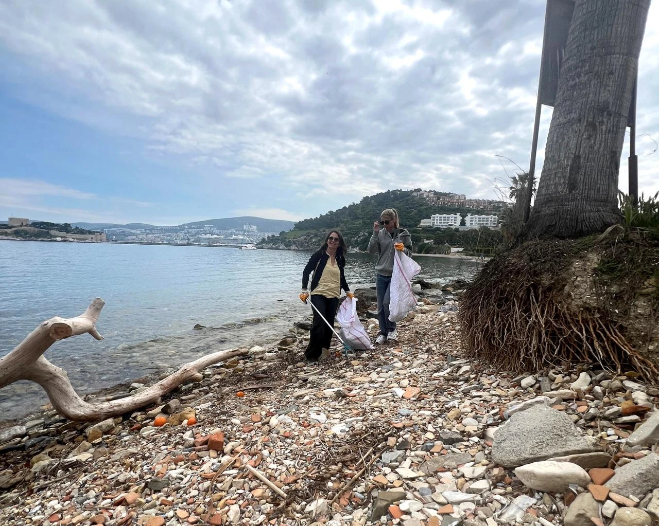  KUŞADASI'NDA DÜNYA GÜNÜ'NDE KIYI VE DENİZ TEMİZLİĞİ: 200 KİLOGRAM ATIK TOPLANDI