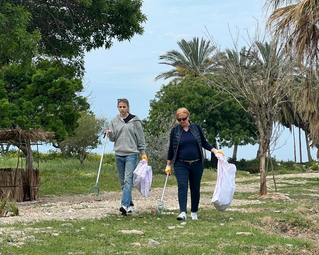  KUŞADASI'NDA DÜNYA GÜNÜ'NDE KIYI VE DENİZ TEMİZLİĞİ: 200 KİLOGRAM ATIK TOPLANDI