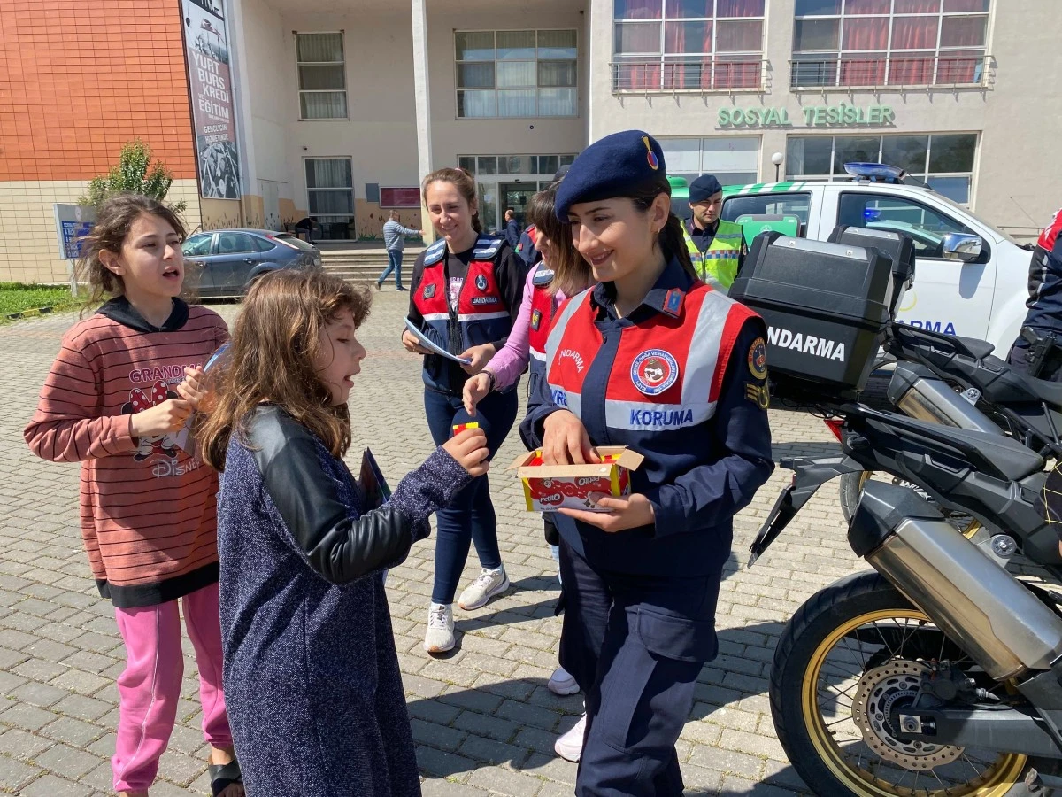 Jandarma depremzede &ccedil;ocukları unutmadı
