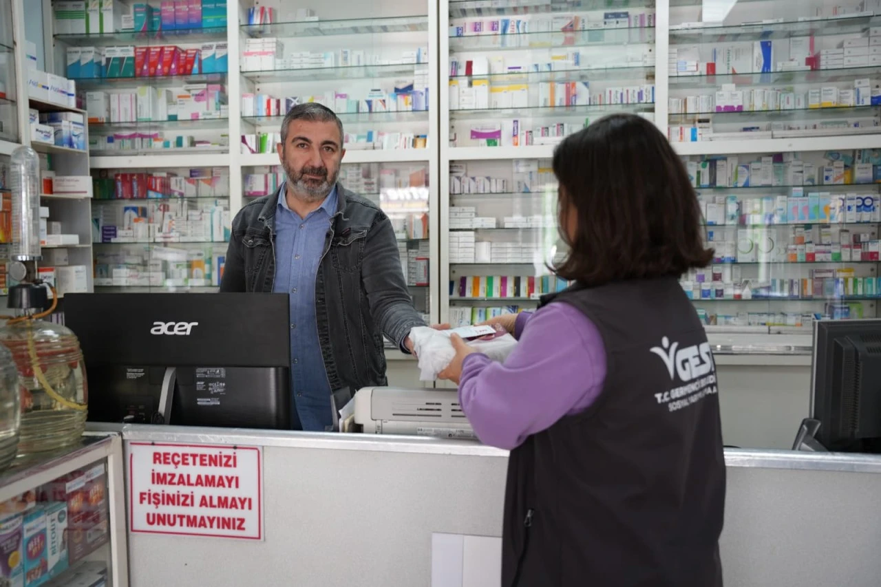 Başkan Zencirci’den Eczane Teknisyenlerine Anlamlı Jest