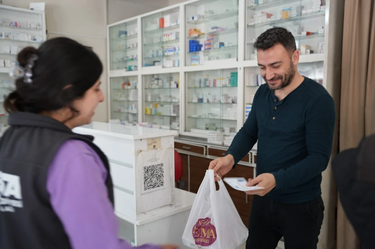 Başkan Zencirci’den Eczane Teknisyenlerine Anlamlı Jest