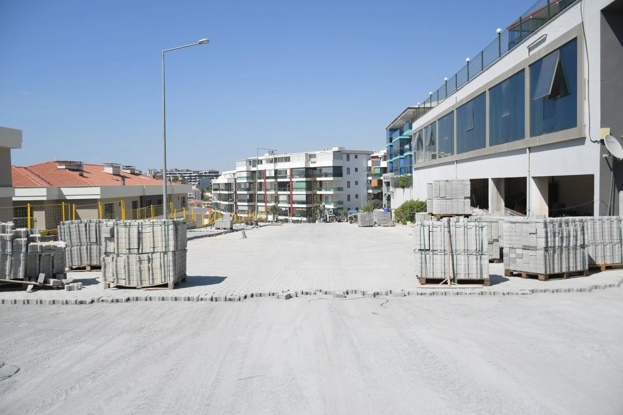 KUŞADASI BELEDİYESİ YOL ÇALIŞMALARINA HIZ KESMEDEN DEVAM EDİYOR