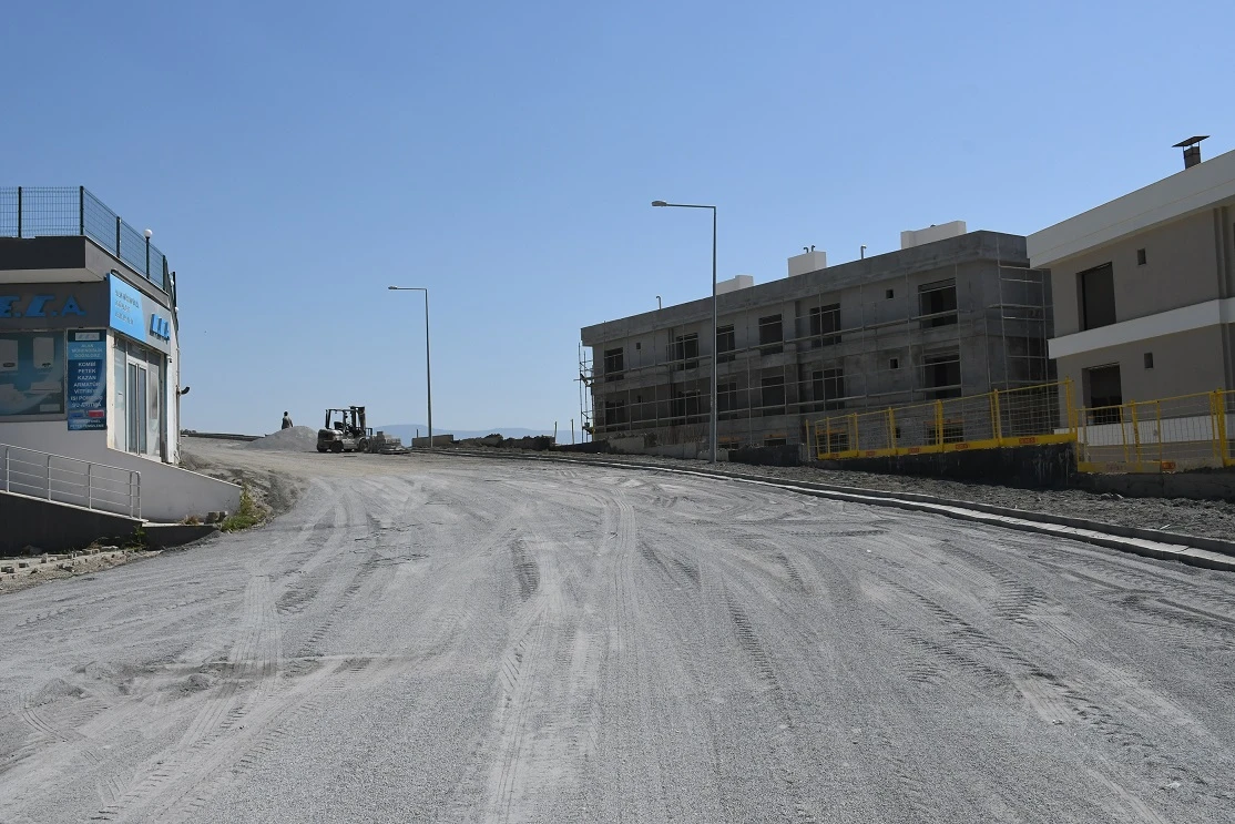 KUŞADASI BELEDİYESİ YOL ÇALIŞMALARINA HIZ KESMEDEN DEVAM EDİYOR