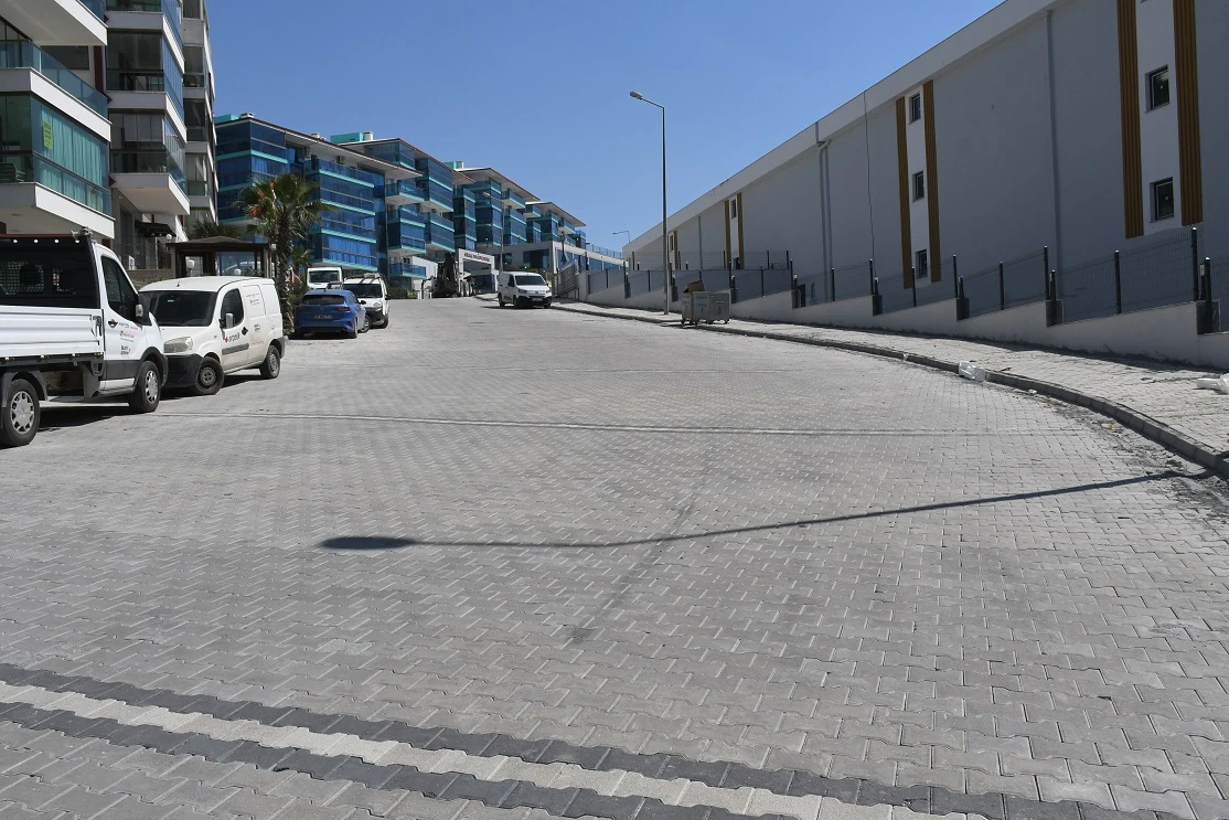 KUŞADASI BELEDİYESİ YOL ÇALIŞMALARINA HIZ KESMEDEN DEVAM EDİYOR