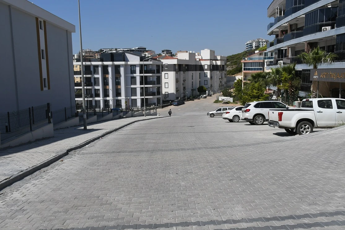 KUŞADASI BELEDİYESİ YOL ÇALIŞMALARINA HIZ KESMEDEN DEVAM EDİYOR