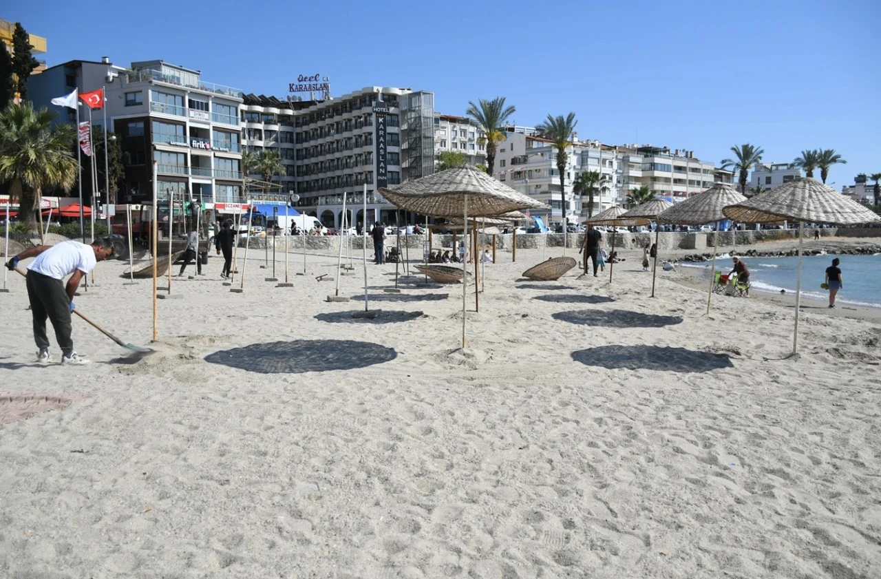 KUŞADASI PLAJLARINDA SEZON HAZIRLIĞI BAŞLADI