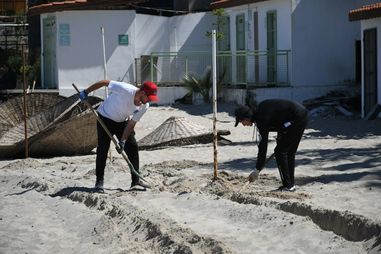 KUŞADASI PLAJLARINDA SEZON HAZIRLIĞI BAŞLADI