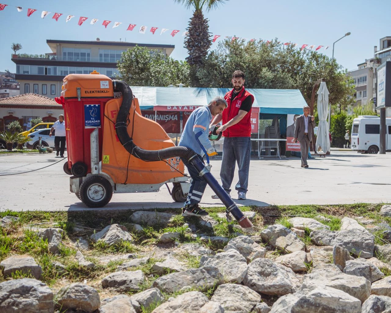 KUŞADASI BELEDİYESİ’NDEN SAHİL BANDINDA YOĞUN MESAİ