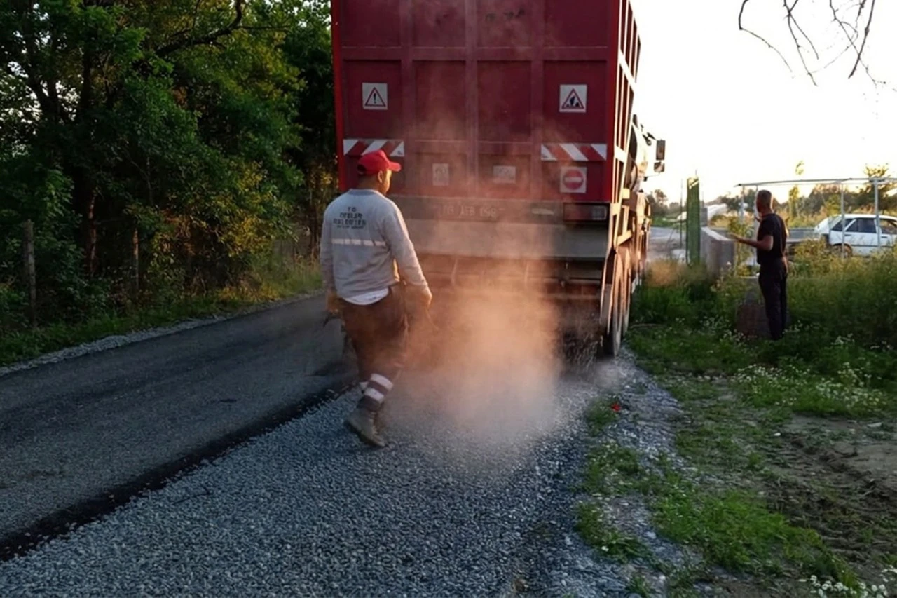 EFELER BELEDİYESİ YOL KONFORU VE GÜVENLİĞİ İÇİN ÇALIŞMALARINA DEVAM EDİYOR
