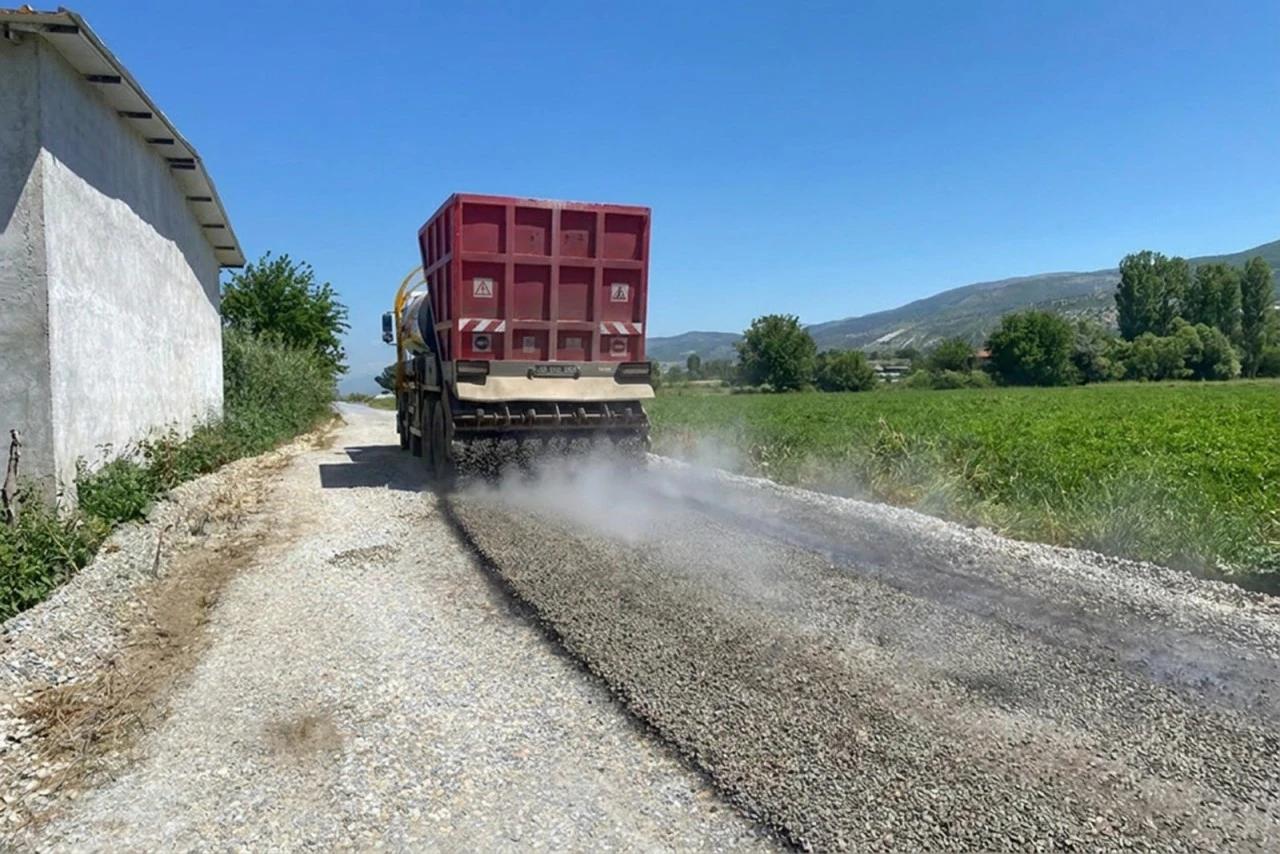 EFELER BELEDİYESİ YOL KONFORU VE GÜVENLİĞİ İÇİN ÇALIŞMALARINA DEVAM EDİYOR