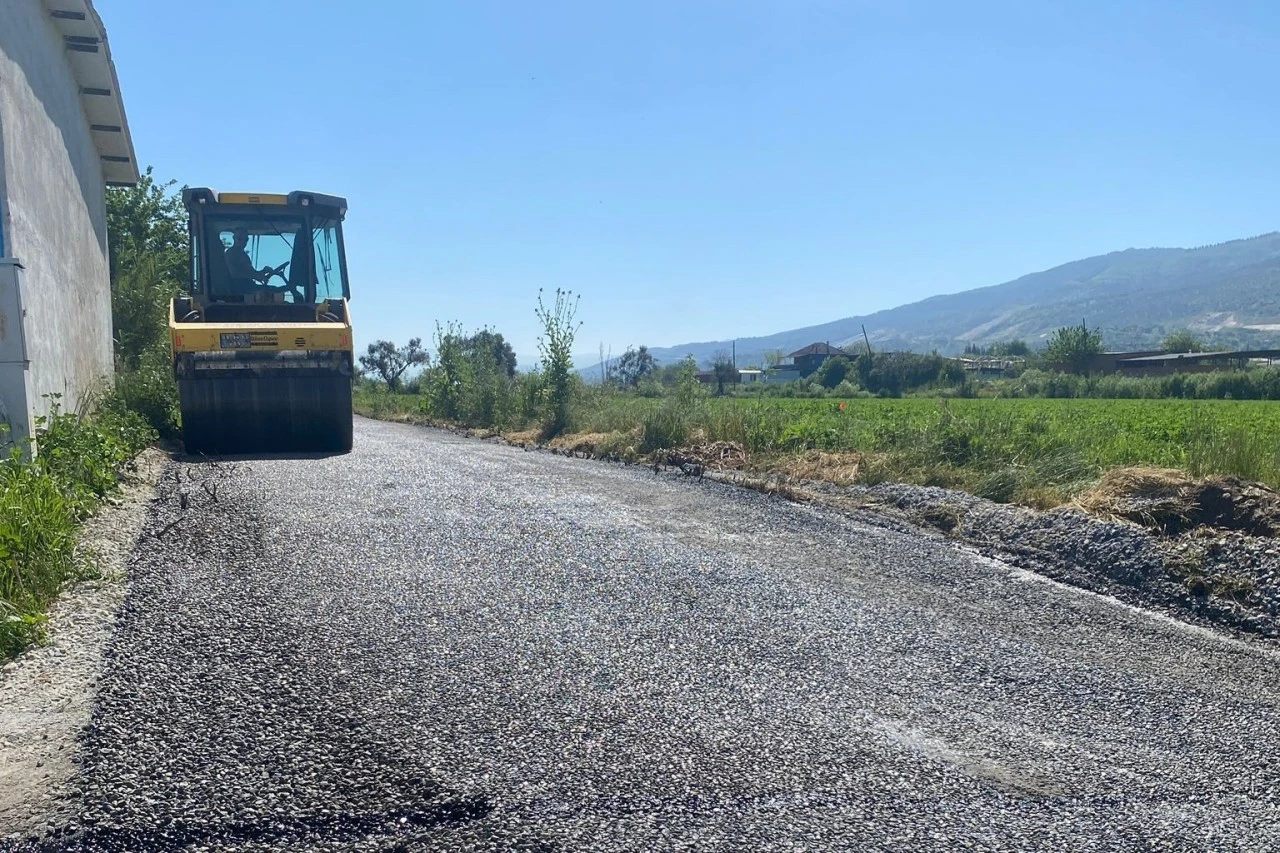 EFELER BELEDİYESİ YOL KONFORU VE GÜVENLİĞİ İÇİN ÇALIŞMALARINA DEVAM EDİYOR