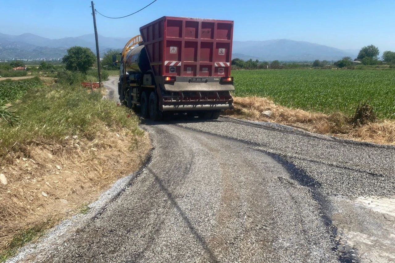 EFELER BELEDİYESİ YOL KONFORU VE GÜVENLİĞİ İÇİN ÇALIŞMALARINA DEVAM EDİYOR