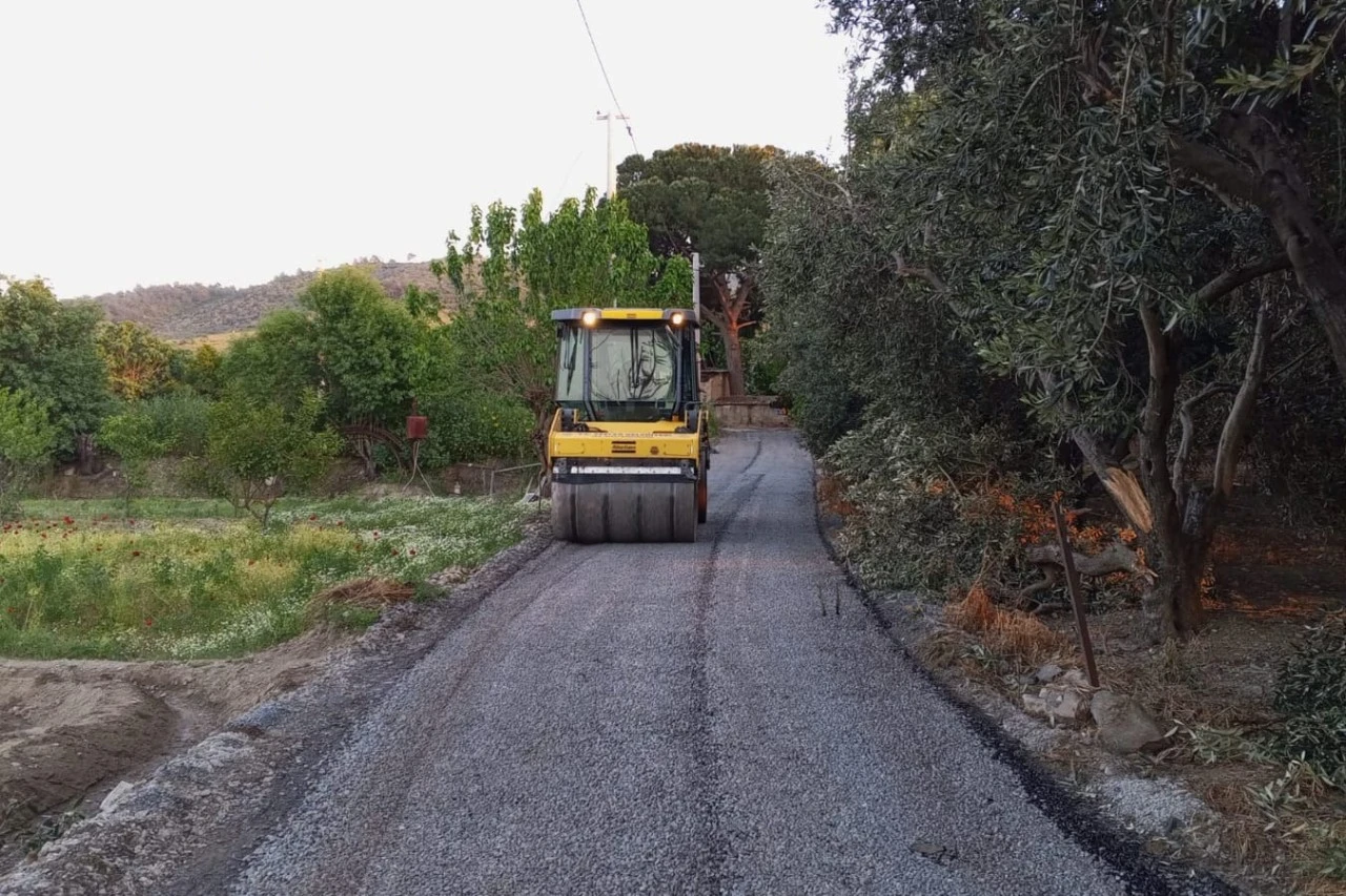 EFELER BELEDİYESİ YOL KONFORU VE GÜVENLİĞİ İÇİN ÇALIŞMALARINA DEVAM EDİYOR