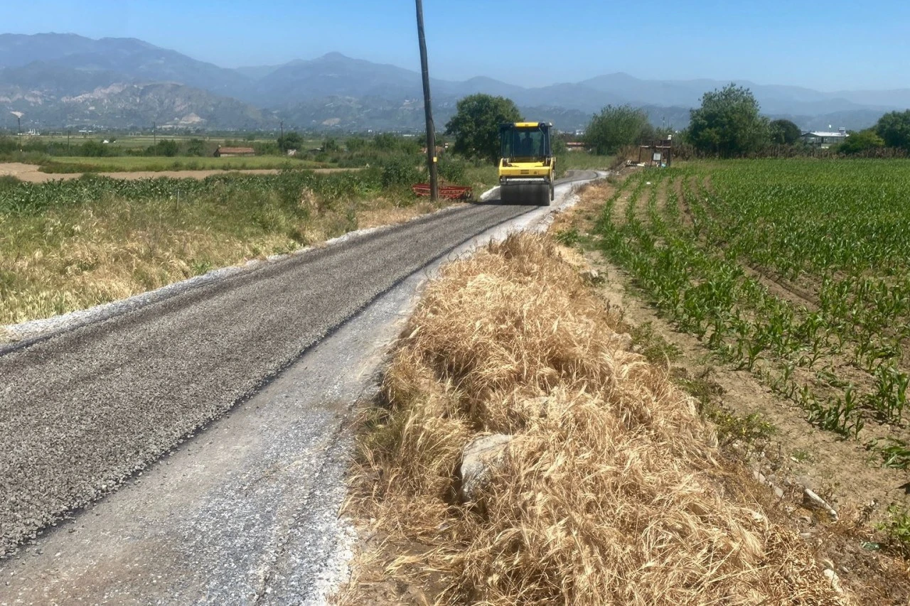 EFELER BELEDİYESİ YOL KONFORU VE GÜVENLİĞİ İÇİN ÇALIŞMALARINA DEVAM EDİYOR
