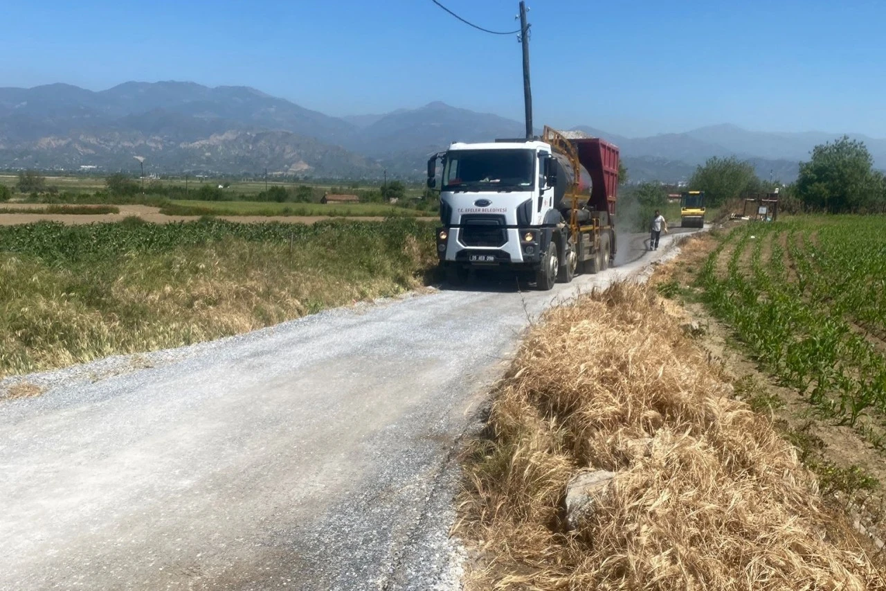 EFELER BELEDİYESİ YOL KONFORU VE GÜVENLİĞİ İÇİN ÇALIŞMALARINA DEVAM EDİYOR