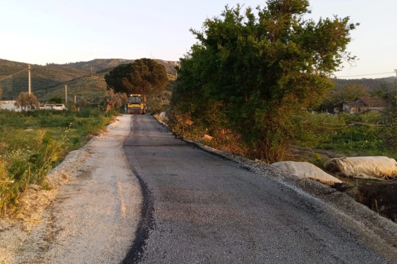 EFELER BELEDİYESİ YOL KONFORU VE GÜVENLİĞİ İÇİN ÇALIŞMALARINA DEVAM EDİYOR