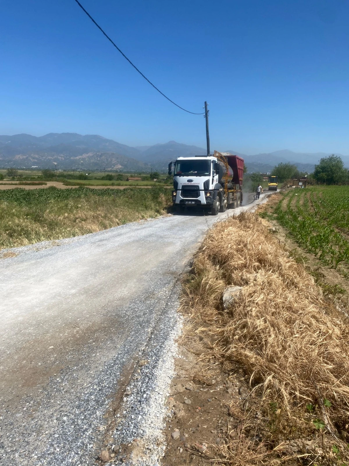 EFELER BELEDİYESİ YOL KONFORU VE GÜVENLİĞİ İÇİN ÇALIŞMALARINA DEVAM EDİYOR